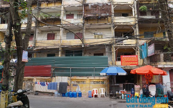 Hà Nội: Gần 40 hộ dân nhà C8 Giảng Võ mệt mỏi chờ đợi