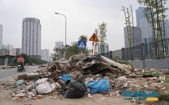 Hà Nội: Đường mới tại quận Cầu Giấy thành nơi đổ rác thải