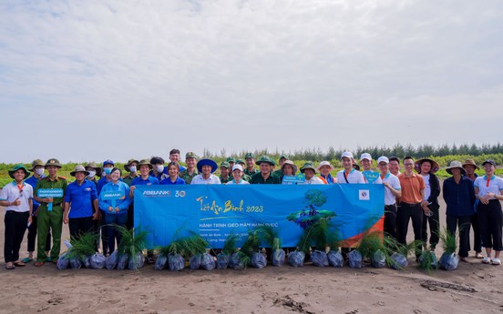 Chung tay ứng phó biến đổi khí hậu, ABBANK tài trợ trồng 13.000 cây phi lao tại rừng phòng hộ ven biển Tiền Giang