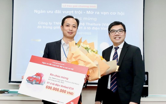 Techcombank trao thưởng ô tô Vinfast cho doanh nghiệp may mắn