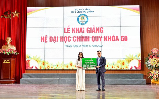 Vietcombank trao tặng học bổng trị giá 200 triệu đồng cho sinh viên Học viện Tài chính