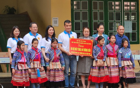 Lớp K73-CO3 Học viện Chính trị Quốc gia Hồ Chí Minh trao quà cho học sinh ba điểm trường ở Lào Cai