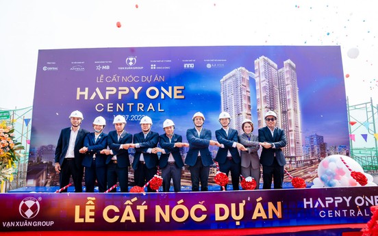 Vạn Xuân Group tổ chức lễ cất nóc tại dự án Happy One Central 
