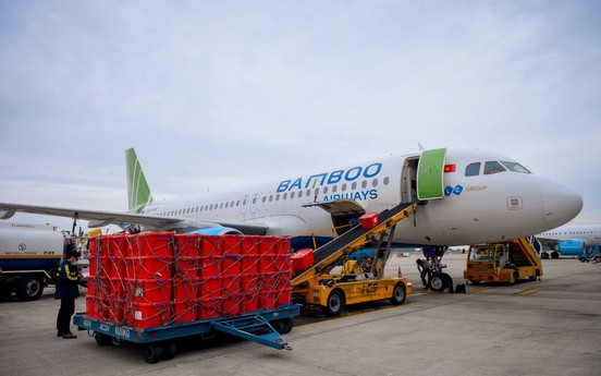 Bamboo Airways tài trợ vận chuyển cho y bác sĩ, thiết bị y tế đến chi viện Hải Dương