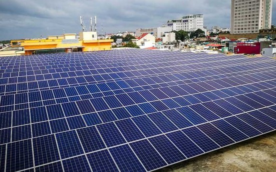 Dân đô thị “chuộng” lắp hệ thống năng lượng mặt trời trên mái