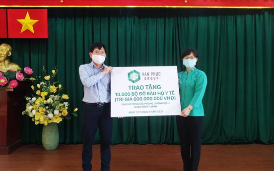Van Phuc Group tặng 10.000 bộ đồ bảo hộ y tế cho quận Bình Thạnh