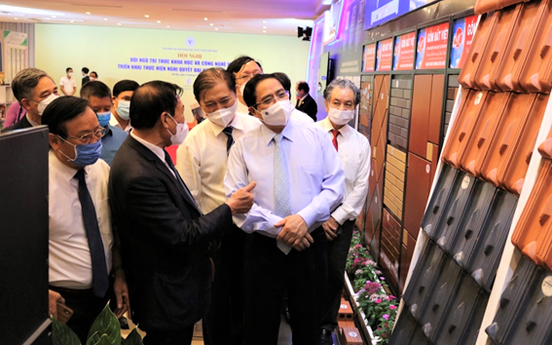 Thủ tướng Phạm Minh Chính ghé thăm gian hàng doanh nghiệp VLXD tiêu biểu 
