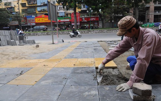 Lát đá vỉa hè ở Hà Nội: Làm sao để không còn bất cập?