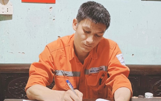 Nhân viên EVNHANOI nhặt được của rơi và trả lại cho người đánh mất