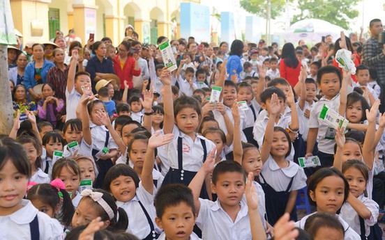 Hơn 60.000 cây xanh và 119.000 ly sữa được Vinamilk dành tặng cho trẻ em Hà Nội