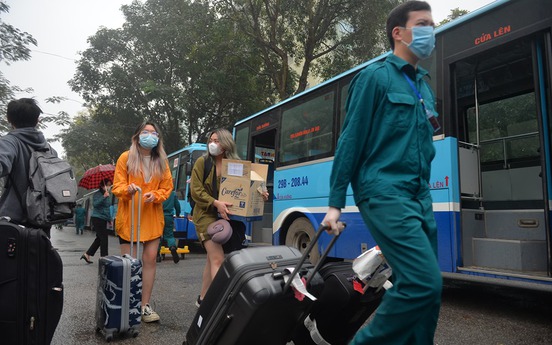 Hà Nội: Hơn 100 xe buýt đưa người hết hạn cách ly về quê