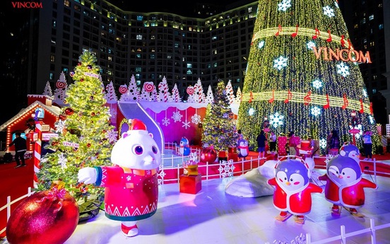 Vincom thắp sáng cây thông Noel khổng lồ, chính thức bắt đầu mùa lễ hội cuối năm