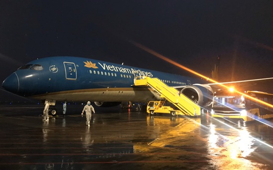 Nhiều chuyến bay chở người Việt từ châu Âu hạ cánh xuống sân bay Vân Đồn