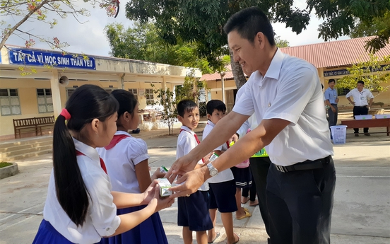 Vinamilk tiếp tục được chọn là đơn vị triển khai sữa học đường tại Trà Vinh 