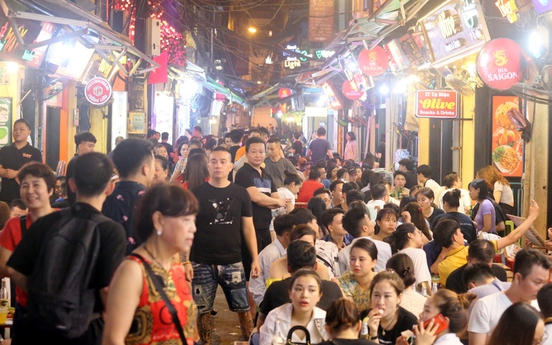 Người Hà Nội đổ xô đi uống bia “giải nhiệt” sau chuỗi ngày nắng nóng