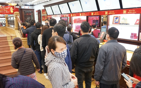 Giá vàng liên tục “nhảy múa”, người dân xếp hàng dài chờ mua bán