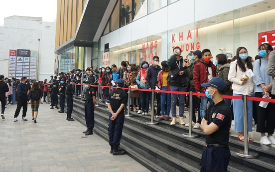 Xếp hàng dài chờ mua sắm trong ngày Uniqlo Hà Nội khai trương