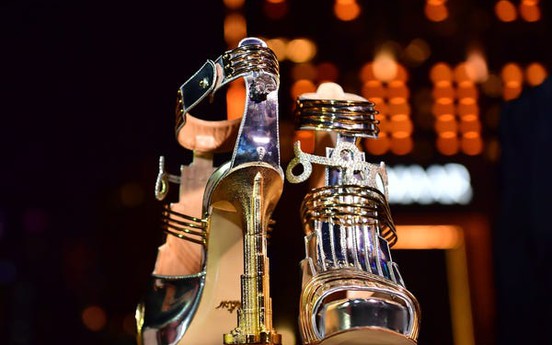 Đôi giày đắt nhất thế giới gần 20 triệu USD làm từ gì?