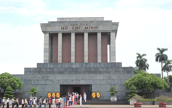 Lăng Bác mở cửa thứ mấy?