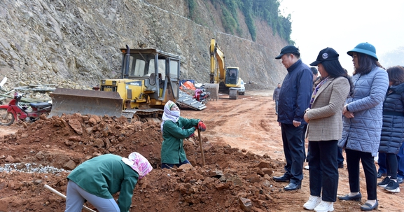 Bắc Kạn: Bí thư Tỉnh ủy kiểm tra tiến độ tuyến đường TP. Bắc Kạn - hồ Ba Bể kết nối sang Na Hang