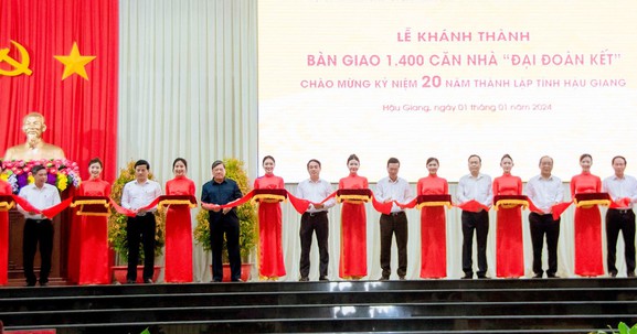 Chủ tịch nước Võ Văn Thưởng dự lễ khánh thành, bàn giao 1.400 căn nhà đại đoàn kết tại Hậu Giang