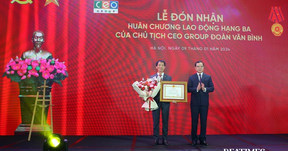 Chủ tịch CEO Group Đoàn Văn Bình đón nhận Huân chương Lao động hạng Ba
