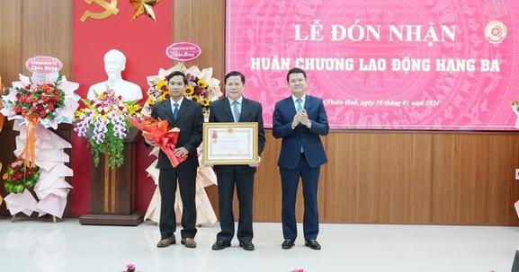 Thừa Thiên Huế: Công ty TNHH Nhà nước MTV Quản lý khai thác công trình thủy lợi đón nhận Huân chương Lao động hạng Ba