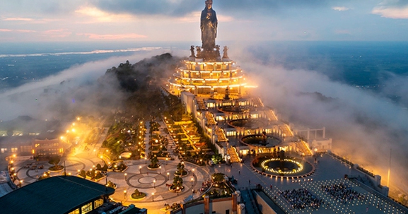 Hàng ngàn người hành hương đến Núi Bà Đen tạ lễ cuối năm