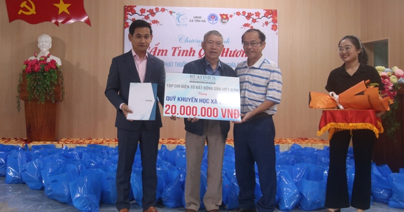Reatimes phối hợp trao quỹ khuyến học và quà từ thiện tại Quảng Nam