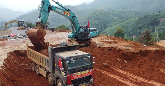 Lào Cai: Khí thế Trường Sơn trên công trường tái thiết Làng Nủ