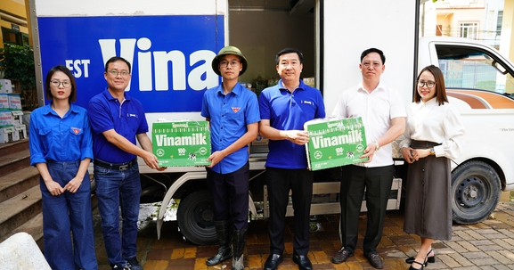Vinamilk tiếp tục hỗ trợ người dân sau bão lũ