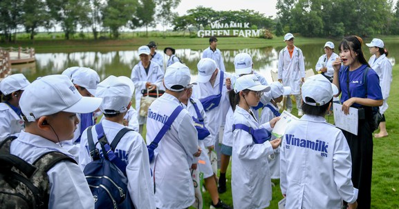 Vinamilk lan tỏa ý thức bảo vệ môi trường đến học sinh qua siêu nhà máy sữa và trang trại Green Farm