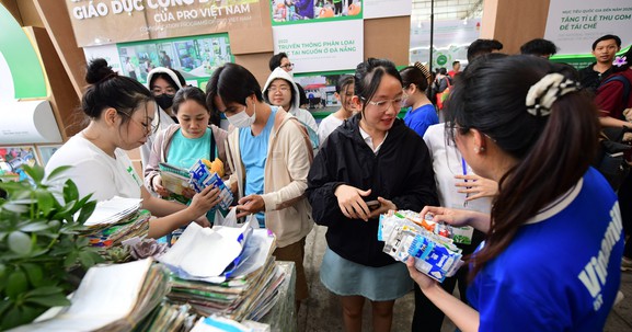 Các bạn trẻ hào hứng với trải nghiệm "siêu xanh, siêu xinh" đến từ Vinamilk