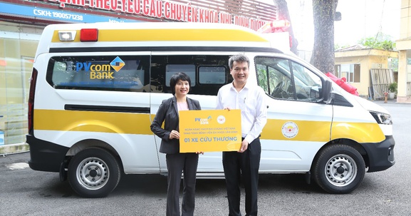 PVcomBank trao tặng xe cứu thương cho Bệnh viện Đa khoa Vân Đình