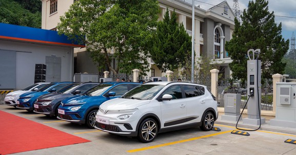 Người dùng xe điện VinFast: Sạc xe điện thuận tiện chẳng kém đổ xăng