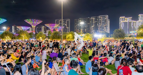 Cư dân The Beverly choáng ngợp với chuỗi lễ hội và nhịp sống sôi động của Vinhomes Grand Park