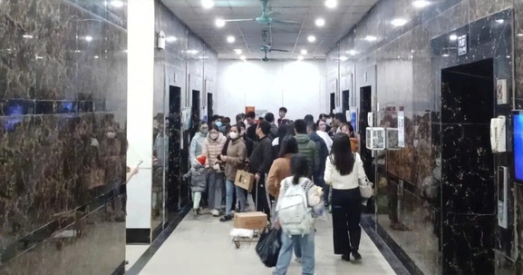 Có cháy tại một khu chung cư ở quận Hoàng Mai (Hà Nội): Hệ thống thang máy bị tê liệt, nguyên nhân từ trẻ nhỏ