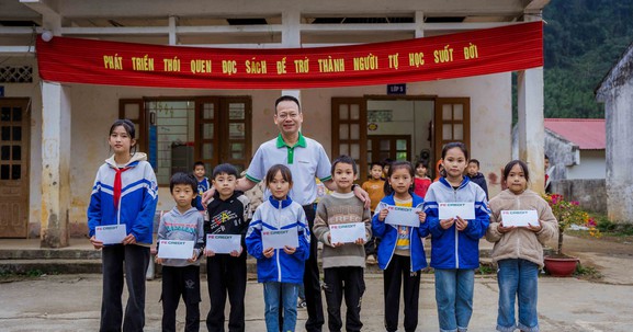 FE Credit trao 100 suất học bổng cho học sinh tỉnh Cao Bằng
