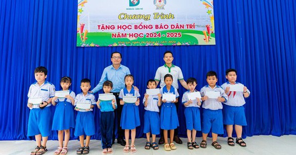 FE CREDIT trao tặng 100 suất học bổng cho học sinh khó khăn tại Bạc Liêu