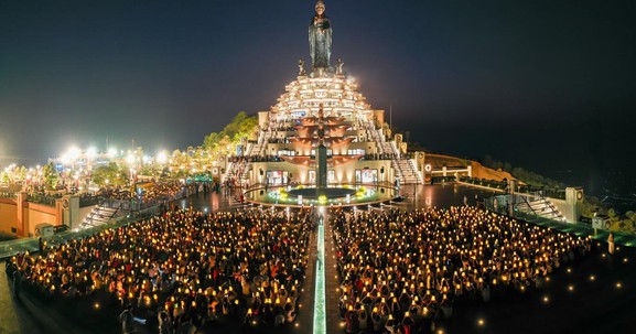 Người dân Nam Bộ đổ về núi Bà Đen, Tây Ninh du xuân, dâng đăng cầu may mắn đầu năm