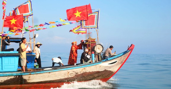 Người dân vùng biển Đà Nẵng, Quảng Nam tổ chức lễ hội cầu ngư mong vụ mùa bội thu