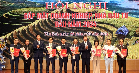 Yên Bái trao Quyết định chấp thuận chủ trương đầu tư cho 08 dự án