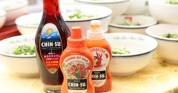 Khách tham gia Festival Phở 2024 xuýt xoa với tương ớt CHIN-SU Sriracha