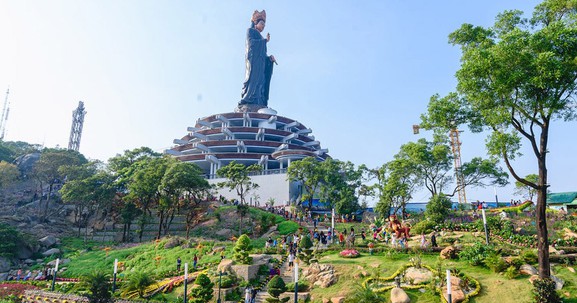 Khám phá từng ngõ ngách trong quần thể công trình tâm linh trên núi Bà Đen, Tây Ninh