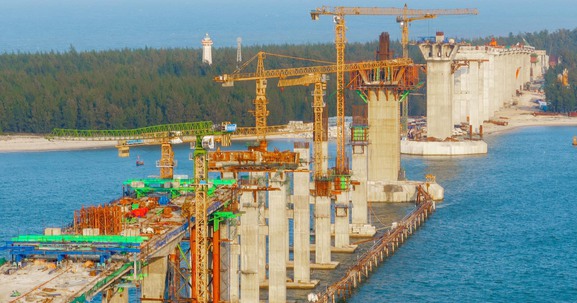 Cận cảnh công trình cầu vượt cửa biển dài nhất miền Trung sắp hoàn thành