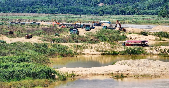 Quảng Nam: Yêu cầu doanh nghiệp chấn chỉnh, khắc phục sai phạm trong khai thác, mua bán khoáng sản cát
