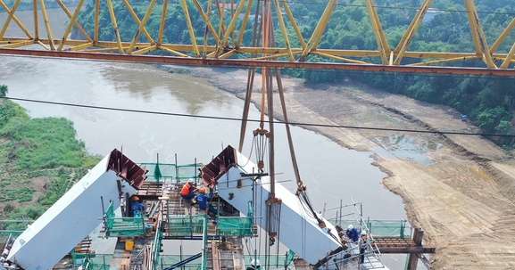 Lào Cai: Nhộn nhịp trên công trường thi công vòm thép cầu Phú Thịnh