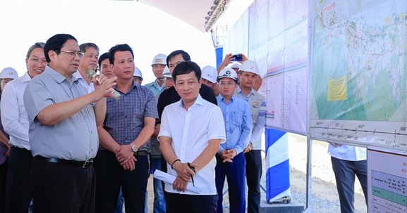 Thủ tướng kiểm tra hiện trường, đốc thúc nhiều dự án cao tốc trọng điểm