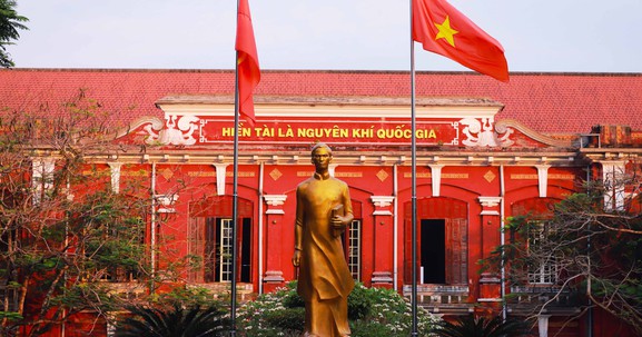 Photo Travel: Quốc Học Huế, ngôi trường hồng bên sông Hương
