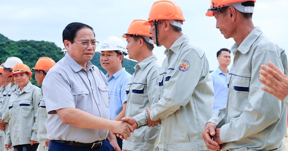 Thủ tướng Phạm Minh Chính khảo sát một số cơ sở, công trình trọng điểm tại Ninh Bình